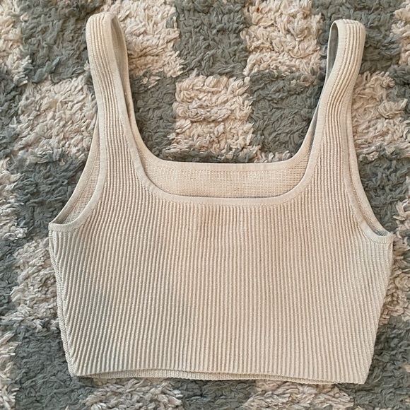 Aritzia sculpt knit cropped tank - Picture 2 of 4
